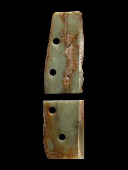 A LARGE FRAGMENTARY JADE CEREMONIAL BLADE (DAO)