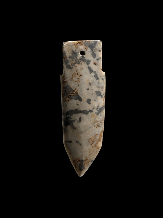 AN ARCHAIC MOTTLED STONE DAGGER-AXE (GE)