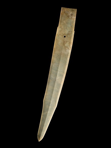 A LARGE ARCHAIC JADE CEREMONIAL DAGGER AXE (GE)