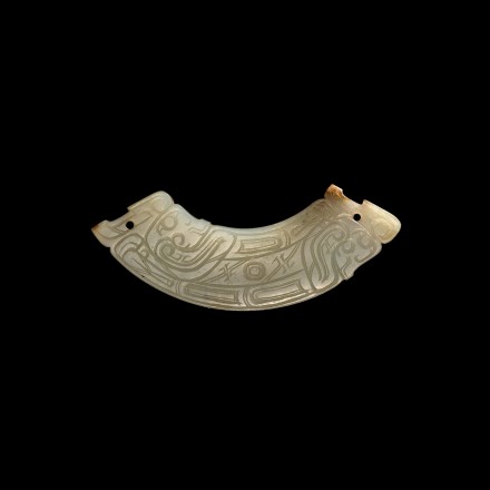 AN ARCHAIC JADE TWIN DRAGONS PENDANT (HUANG)