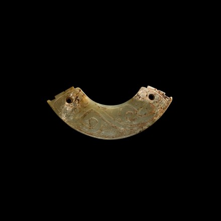 AN ARCHAIC JADE TWIN DRAGONS PENDANT (HUANG)