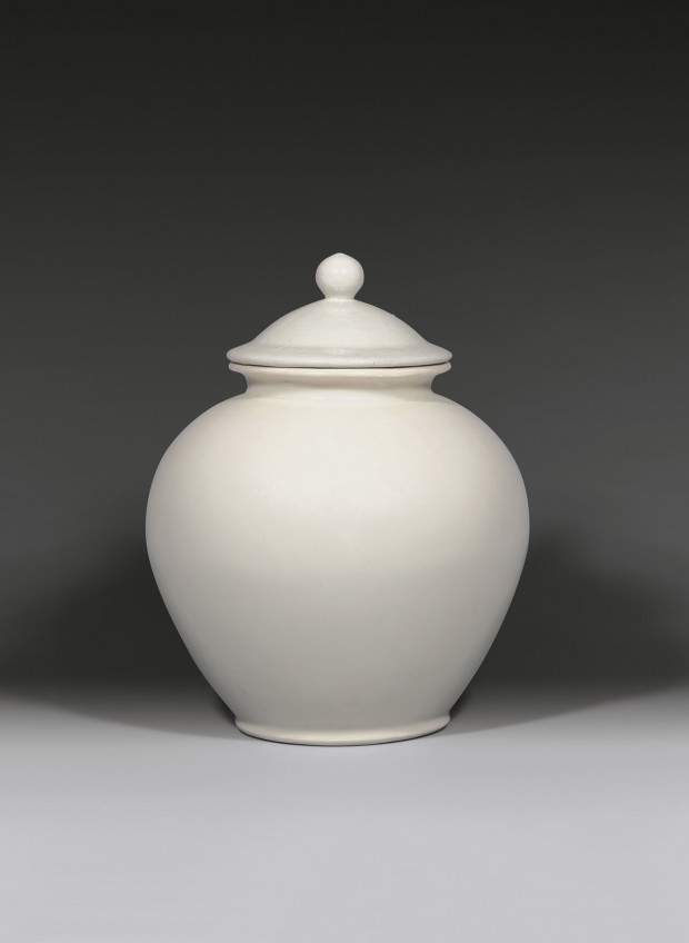 A GLAZED WHITE STONEWARE JAR AND COVER