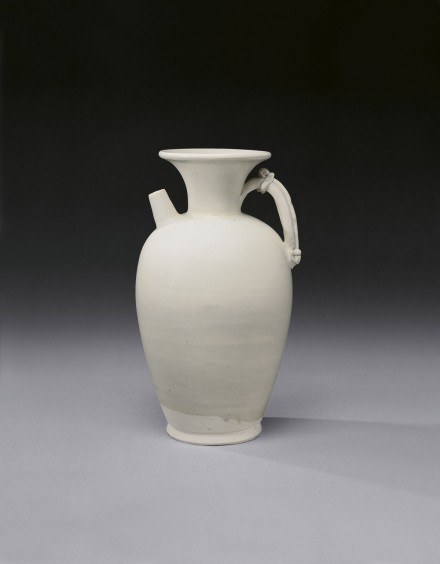 AN EARLY DINGYAO WHITE PORCELAIN EWER