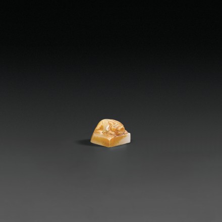 AN ARCHAIC WHITE JADE SEAL