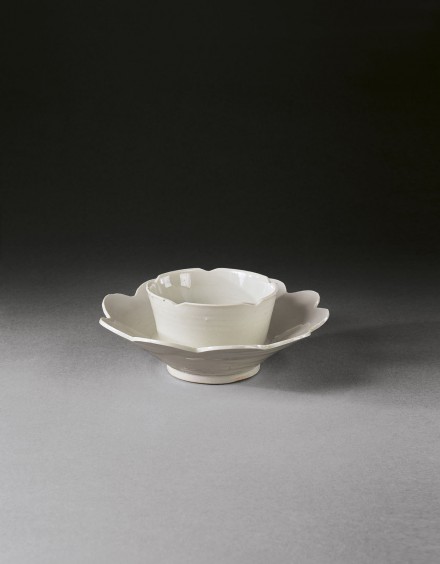A GLAZED WHITE PORCELAIN CUPSTAND