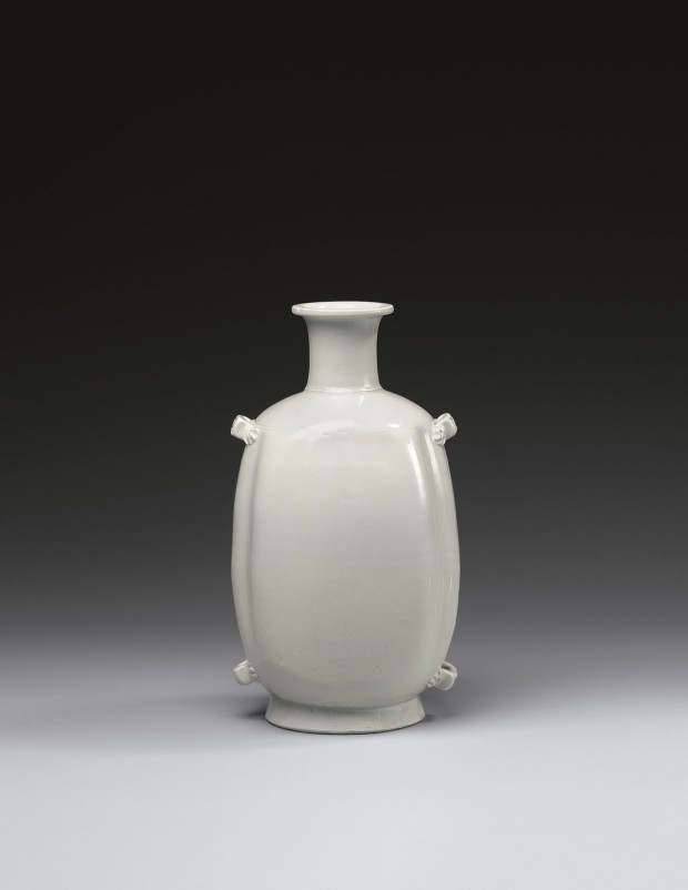 A XINGYAO WHITE PORCELAIN BOTTLE-VASE