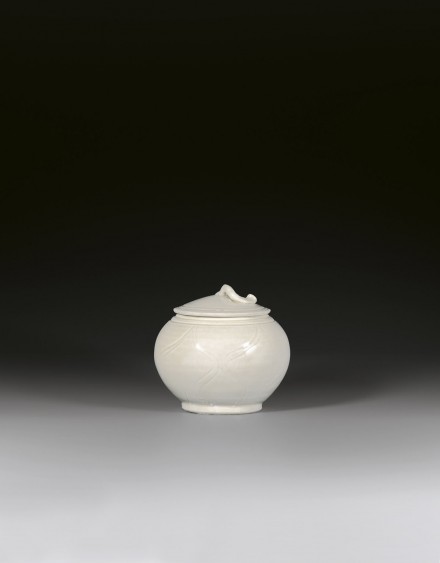 A DINGYAO WHITE PORCELAIN JAR AND COVER