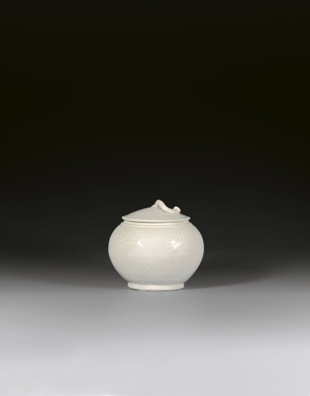 A DINGYAO WHITE PORCELAIN JAR AND COVER