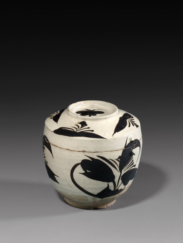 A PAINTED CIZHOU POTTERY JAR AND COVER