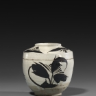 A PAINTED CIZHOU POTTERY JAR AND COVER