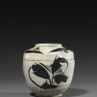 A PAINTED CIZHOU POTTERY JAR AND COVER