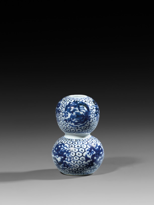 A SMALL MING BLUE AND WHITE PORCELAIN DOUBLE-GOURD ‘DRAGON’ VASE