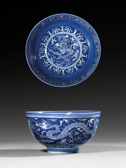 A MING REVERSE-DECORATED BLUE AND WHITE PORCELAIN ‘DRAGON’ BOWL