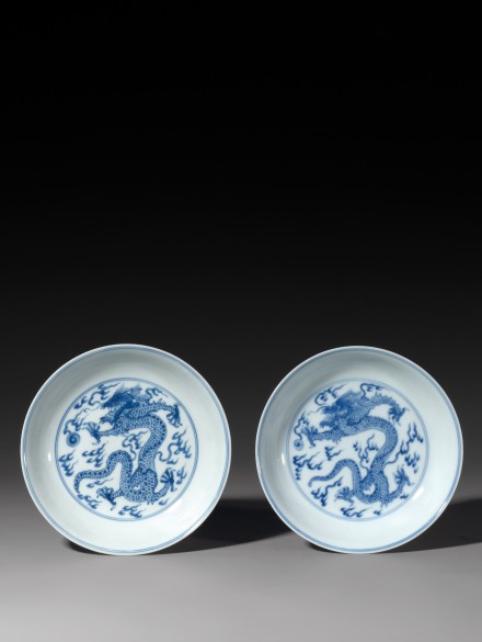 A PAIR OF BLUE AND WHITE PORCELAIN ‘DRAGON’ DISHES