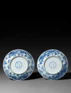 A PAIR OF BLUE AND WHITE PORCELAIN ‘DRAGON’ DISHES