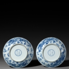 A PAIR OF BLUE AND WHITE PORCELAIN ‘DRAGON’ DISHES