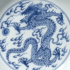 A PAIR OF BLUE AND WHITE PORCELAIN ‘DRAGON’ DISHES