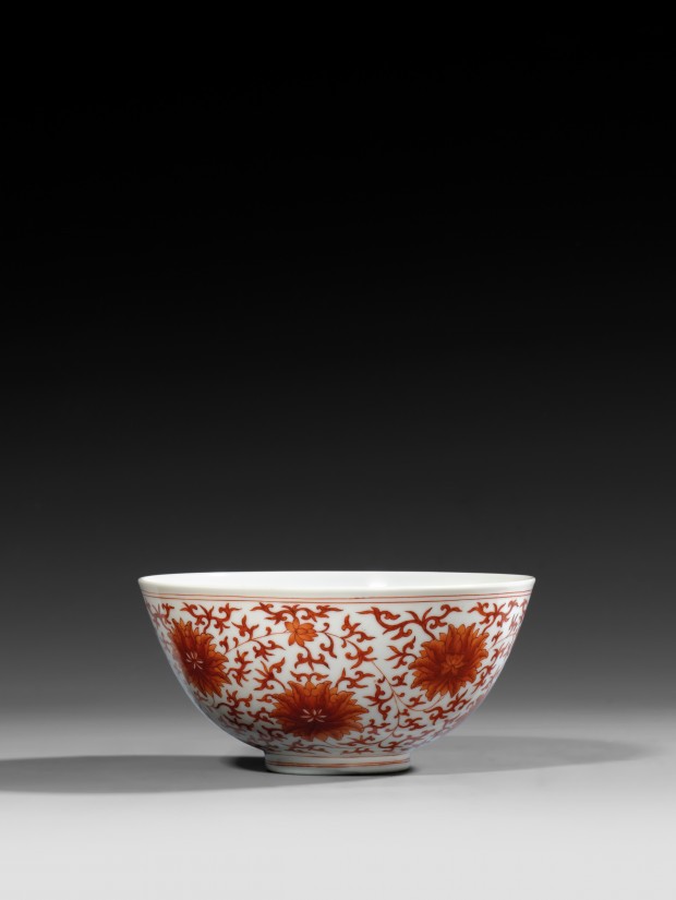 AN IRON-RED DECORATED PORCELAIN BOWL