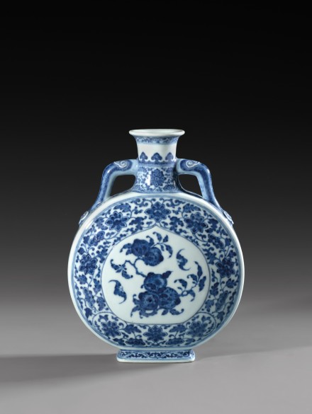 A BLUE AND WHITE PORCELAIN ‘PEACH’ MOONFLASK