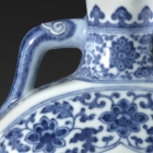 A BLUE AND WHITE PORCELAIN ‘PEACH’ MOONFLASK