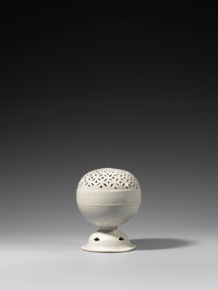 A GLAZED WHITE PORCELAIN OPENWORK CENSER