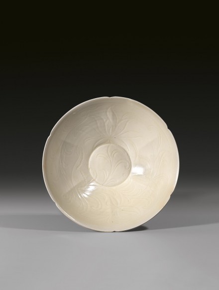 A CARVED DINGYAO WHITE PORCELAIN FOLIATE BOWL