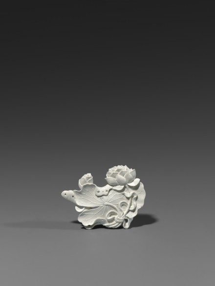 A SOFT-PASTE WHITE PORCELAIN LOTUS-FORM PALETTE (BITIAN)