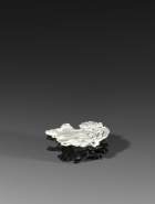 A SOFT-PASTE WHITE PORCELAIN LOTUS-FORM PALETTE (BITIAN)