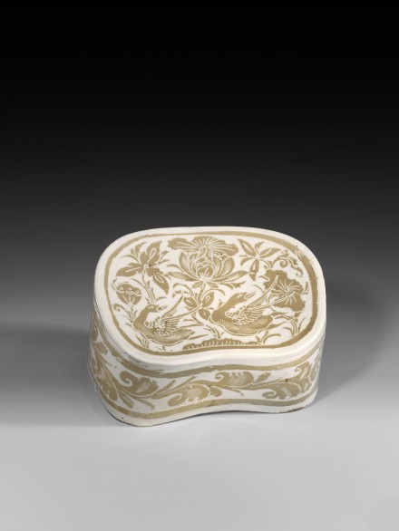 A A CARVED TWO-COLOR DINGYAO PORCELAIN ‘DUCKS AND LOTUS’ PILLOW
