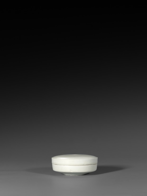 A DING TYPE WHITE PORCELAIN BOX AND COVER